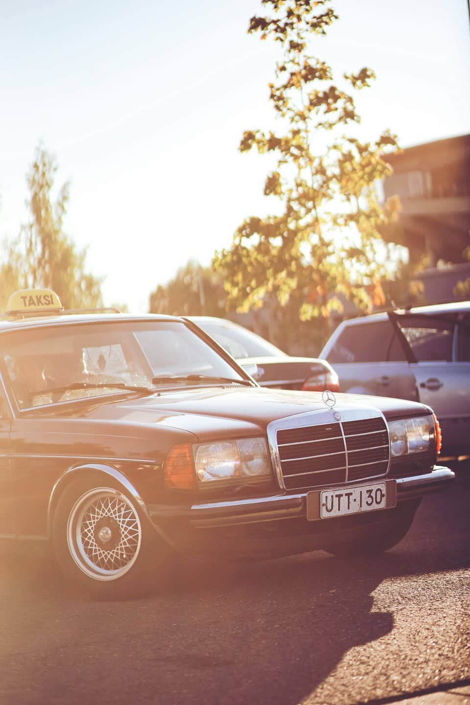 Ein Oldtimer-Mercedes-Benz-Taxi, das auf einer Stadtstraße parkt.